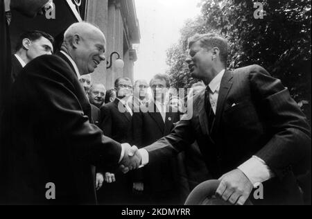 Präsident John F. Kennedy und Vorsitzender Nikita Chruschtschow bei ihrem Treffen in Wien, Österreich. 4. Juni 1961 Stockfoto