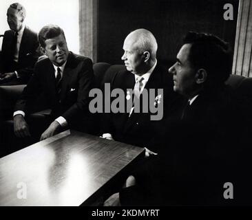 Präsident John F. Kennedy (links) trifft sich am 4. Juni 1961 mit Nikita Chruschtschow, dem Ersten Sekretär der Kommunistischen Partei der Sowjetunion (Mitte) - Foto der CIA Stockfoto