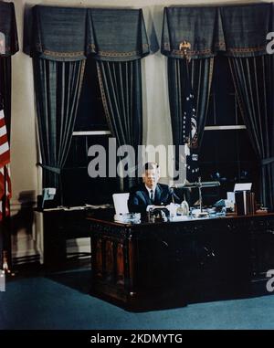 Porträt von Präsident Kennedy an seinem Schreibtisch. Weißes Haus, Oval Office - 2. November 1961 Stockfoto