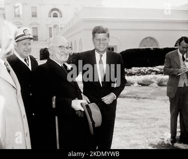 Foto von Präsident John F. Kennedy, an seinem ersten vollen Tag im Amt, Begrüßung des ehemaligen Präsidenten Harry S. Truman - 21. Januar 1961 Stockfoto