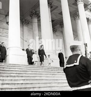 Freisprechen Sie Kennedy, der das Capitol mit ihren Kindern Caroline und John, Jr., und ihrem Schwager, Generalanwalt Robert F. Kennedy, während der Staatsbegräbnis von Präsident Kennedy verließ. November 24 1963 Stockfoto