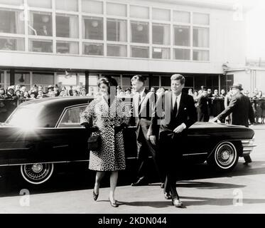 First Lady reist nach Indien und Pakistan. Frau Kennedy, Präsident Kennedy. Nationaler Flughafen, MATS Terminal, Washington, D.C. Foto von Abbie Rowe Stockfoto