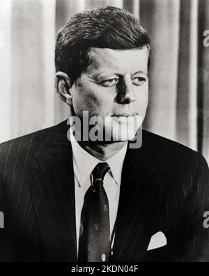 John F. Kennedy, Kopf-Schultern-Porträt, nach rechts zeigend Stockfoto
