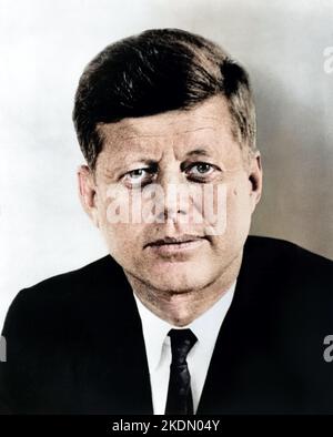 Präsident John F. Kennedy, Kopf-Schultern-Porträt, Vorderseite 1961 - US Navy Foto. Eingefärbt Stockfoto
