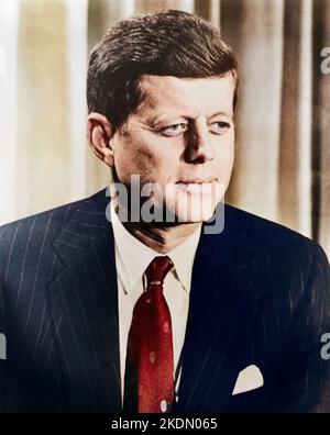 John F. Kennedy, Kopf-Schultern-Porträt, nach rechts - eingefärbt Stockfoto