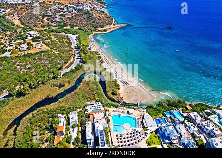 Luftaufnahme (Drohne) des Strandes von Almyros (und des Feuchtgebiets) in der Nähe der Stadt Agios Nikolaos, Präfektur Lasithi, Kreta, Griechenland. Stockfoto