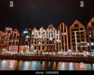 Gdańsk in der Nacht. Schöne Stadt an der Ostsee bei Nacht. Abendblick über den Fluss die Altstadt in Danzig, Polen. Stockfoto