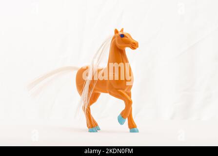 Kunststoff Spielzeug Pferd auf weißem Hintergrund. Stockfoto