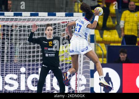 SKOPJE, MAZEDONIEN - 7. NOVEMBER: Diana Ciuca aus Rumänien, Estelle Nze Minko aus Frankreich während der Vorrunde - EHF EURO 2022 Spiel zwischen Rumänien und Frankreich in der Arena Boris Trajkovski am 7. November 2022 in Skopje, Mazedonien (Foto: Henk Seppen/Orange Picches) Stockfoto