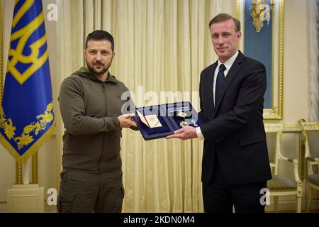 Kiew, Ukraine. 04. November 2022. Der ukrainische Präsident Wolodymyr Zelenskyy, links, stellt den US-Sicherheitsberater Jake Sullivan, rechts, bei einem Treffen im Mariinski-Palast am 4. November 2022 in Kiew, Ukraine, mit dem Orden von Prinz Jaroslaw, dem Weisen des II. Grades, vor. Kredit: Ukrainische Präsidentschaft/Ukrainische Presidential Press Office/Alamy Live Nachrichten Stockfoto