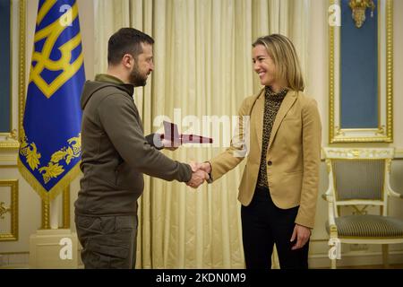 Kiew, Ukraine. 04. November 2022. Der ukrainische Präsident Wolodymyr Zelenskyy, links, überreicht der Senior Director for Europe des US-Sicherheitsrats, Amanda Sloat, rechts, während eines Treffens im Mariinski-Palast am 4. November 2022 in Kiew, Ukraine, den Verdienstorden des III. Grades. Kredit: Ukrainische Präsidentschaft/Ukrainische Presidential Press Office/Alamy Live Nachrichten Stockfoto