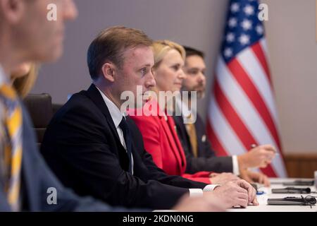 Kiew, Ukraine. 04. November 2022. Der US-Sicherheitsberater Jake Sullivan, verließ das Land während eines Treffens mit dem ukrainischen Leiter des Präsidialamtes, Andriy Yermak, und der ukrainischen Delegation zur Sicherheitshilfe zur Bekämpfung der russischen Invasion am 4. November 2022 in Kiew, Ukraine. Kredit: Ukrainische Präsidentschaft/Ukrainische Presidential Press Office/Alamy Live Nachrichten Stockfoto