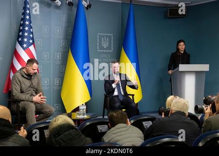 Kiew, Ukraine. 04. November 2022. Der US-Sicherheitsberater Jake Sullivan antwortet auf eine Frage während eines Briefings mit dem ukrainischen Leiter des Präsidialamtes, Andriy Yermak, links, nach bilateralen Gesprächen über Sicherheitshilfe am 4. November 2022 in Kiew, Ukraine. Kredit: Ukrainische Präsidentschaft/Ukrainische Presidential Press Office/Alamy Live Nachrichten Stockfoto