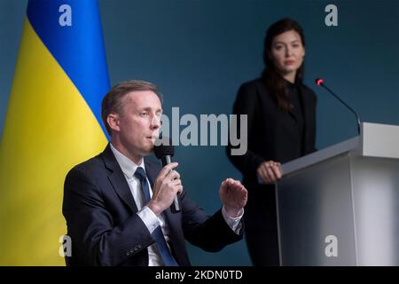 Kiew, Ukraine. 04. November 2022. Der US-Sicherheitsberater Jake Sullivan beantwortet eine Frage während eines Briefings mit dem ukrainischen Leiter des Präsidialamtes, Andriy Yermak, nach bilateralen Gesprächen über Sicherheitshilfe am 4. November 2022 in Kiew, Ukraine. Kredit: Ukrainische Präsidentschaft/Ukrainische Presidential Press Office/Alamy Live Nachrichten Stockfoto