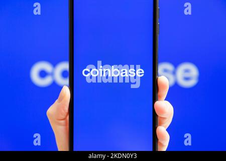 Ukraine, Odessa - Oktober, 9 2021: Coinbase mobile App läuft auf dem Smartphone-Bildschirm mit Coinbase Logo im Hintergrund. Coinbase - amerikanische Kryptowährung Stockfoto