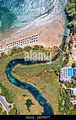 Luftaufnahme (Drohne) des Strandes von Almyros (und des Feuchtgebiets) in der Nähe der Stadt Agios Nikolaos, Präfektur Lasithi, Kreta, Griechenland. Stockfoto