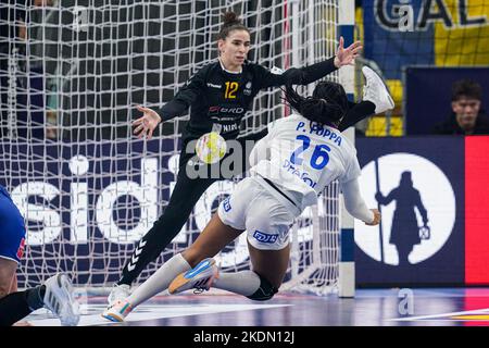 SKOPJE, MAZEDONIEN - 7. NOVEMBER: Diana Ciuca aus Rumänien, Pauletta Foppa aus Frankreich während der Vorrunde - EHF EURO 2022 Spiel zwischen Rumänien und Frankreich in der Arena Boris Trajkovski am 7. November 2022 in Skopje, Mazedonien (Foto: Henk Seppen/Orange Picches) Stockfoto