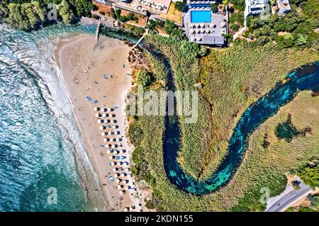 Luftaufnahme (Drohne) des Strandes von Almyros (und des Feuchtgebiets) in der Nähe der Stadt Agios Nikolaos, Präfektur Lasithi, Kreta, Griechenland. Stockfoto