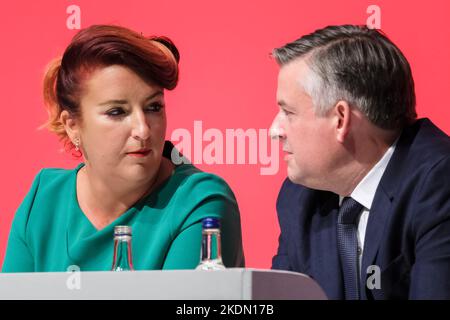 Jonathan Ashworth, (Schattenminister für Arbeit und Pensionen) und Louise Haigh, (Schattenminister für Verkehr) auf der Bühne während der Konferenz während der Sitzung „bessere Arbeitsplätze und bessere Arbeit“. Fotografiert während der Herbstkonferenz der Labour Party im ACC Liverpool , Liverpool am Montag 26 September 2022 . Bild von Julie Edwards. Stockfoto