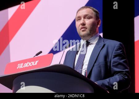 Ian Murray, (Schattenstaatssekretär für Schottland), spricht über die Konferenz. Fotografiert während der Herbstkonferenz der Labour Party, die am Montag, 26. September 2022 im ACC Liverpool, Liverpool, stattfand. Bild von Julie Edwards. Stockfoto