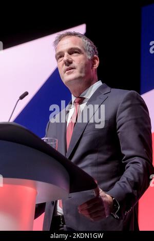 Peter Kyle, (Schattenstaatssekretär für Nordirland), spricht über die Konferenz. Fotografiert während der Herbstkonferenz der Labour Party, die am Montag, 26. September 2022, im ACC Liverpool, Liverpool, stattfand. Bild von Julie Edwards. Stockfoto