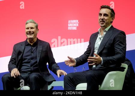 Keir Starmer, (Oppositionsführer), im Gespräch mit Lucy Powell (Schattenstaatssekretärin für Digital, Kultur, Medien und Sport) und Gary Neville, fotografiert während der Herbstkonferenz der Labour Party, die am Montag, 26. September 2022 im ACC Liverpool in Liverpool stattfand. Bild von Julie Edwards. Stockfoto