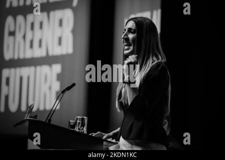 Rosena Allin-Khan, (Schattenministerin für psychische Gesundheit), spricht während der Debatte über „Öffentliche Dienste, die von Anfang an funktionieren“ am letzten Tag über die Konferenz. Fotografiert während der Herbstkonferenz der Labour Party, die am Mittwoch, 28. September 2022 im ACC Liverpool, Liverpool, stattfand. Bild von Julie Edwards. Stockfoto