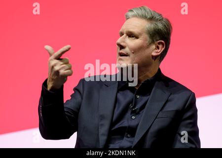 Keir Starmer, (Oppositionsführer), im Gespräch mit Lucy Powell (Schattenstaatssekretärin für Digital, Kultur, Medien und Sport) und Gary Neville, fotografiert während der Herbstkonferenz der Labour Party, die am Montag, 26. September 2022 im ACC Liverpool in Liverpool stattfand. Bild von Julie Edwards. Stockfoto