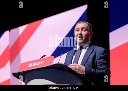 Ian Murray, (Schattenstaatssekretär für Schottland), spricht über die Konferenz. Fotografiert während der Herbstkonferenz der Labour Party, die am Montag, 26. September 2022 im ACC Liverpool, Liverpool, stattfand. Bild von Julie Edwards. Stockfoto