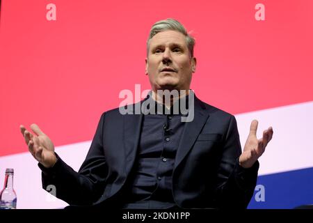 Keir Starmer, (Oppositionsführer), im Gespräch mit Lucy Powell (Schattenstaatssekretärin für Digital, Kultur, Medien und Sport) und Gary Neville, fotografiert während der Herbstkonferenz der Labour Party, die am Montag, 26. September 2022 im ACC Liverpool in Liverpool stattfand. Bild von Julie Edwards. Stockfoto