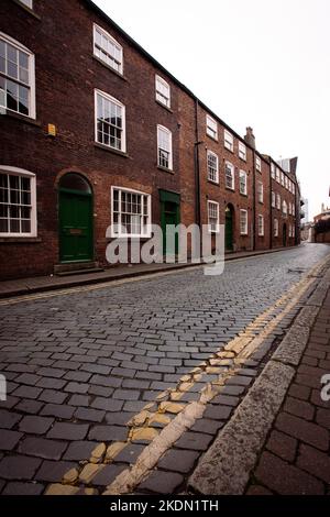 BREWERY WHARF, LEEDS, GROSSBRITANNIEN - 30. SEPTEMBER 2022. Ein architektonisches Bild einer Reihe alter viktorianischer Terrassenhäuser oder Stadthäuser auf Kopfsteinpflasterstraßen Stockfoto