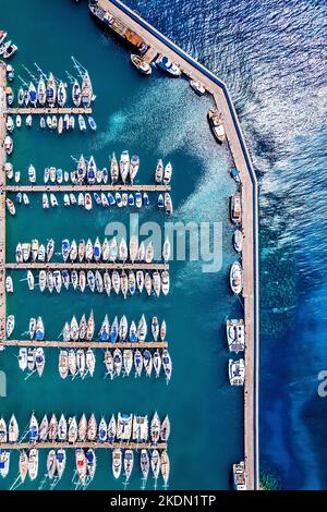 Ansicht von oben auf den Hafen von Agios Nikolaos, Lassidhi, Insel Kreta, Griechenland. Stockfoto