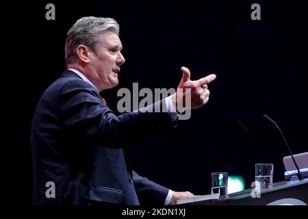 Keir Starmer, Oppositionsführer, hält seine Keynote-Rede vor der Konferenz am 3. Tag. Fotografiert während der Herbstkonferenz der Labour Party, die am Dienstag, 27. September 2022, im ACC Liverpool, Liverpool stattfand. Bild von Julie Edwards. Stockfoto