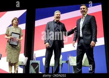 Keir Starmer, (Oppositionsführer), im Gespräch mit Lucy Powell (Schattenstaatssekretärin für Digital, Kultur, Medien und Sport) und Gary Neville, fotografiert während der Herbstkonferenz der Labour Party, die am Montag, 26. September 2022 im ACC Liverpool in Liverpool stattfand. Bild von Julie Edwards. Stockfoto