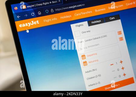Die Website für Flugbuchungen von easyJet plc, die als easyJet, eine britische multinationale Billigfluggesellschaft, gestaltet wurde Stockfoto