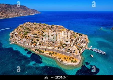 Insel Spinalonga und Burg, ehemalige Leprakolonie, in der Bucht von Mirabello, Gemeinde Agios Nikolaos, Präfektur Lasithi, Kreta, Griechenland Stockfoto