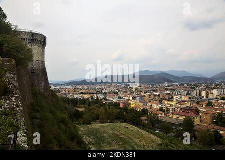 Stadt von oben gesehen, eingerahmt von einer Burg, die an einem bewölkten Tag auf einer Klippe erbaut wurde Stockfoto