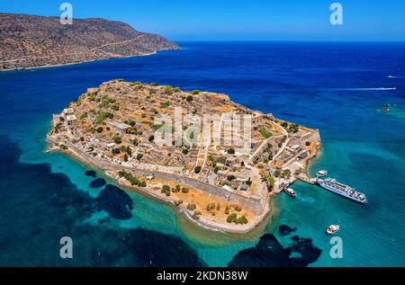 Insel Spinalonga und Burg, ehemalige Leprakolonie, in der Bucht von Mirabello, Gemeinde Agios Nikolaos, Präfektur Lasithi, Kreta, Griechenland Stockfoto