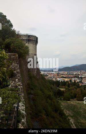 Stadt von oben gesehen, eingerahmt von einer Burg, die an einem bewölkten Tag auf einer Klippe erbaut wurde Stockfoto