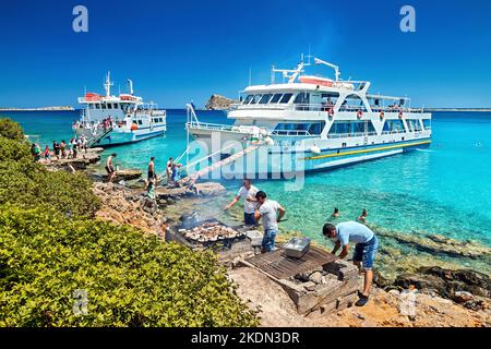 BBQ-Stop am Kap Kolokytha (Elounda) während einer 'Kreuzfahrt' von Agios Nikolaos nach Spinalonga Insel und Festung. Lassidhi, Kreta, Griechenland. Stockfoto