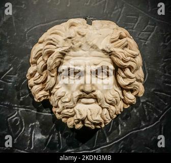 Eine römische Marmorskulptur der Jupitermaske, ausgestellt im Museum für Römische Geschichte, Nimes Frankreich. Stockfoto