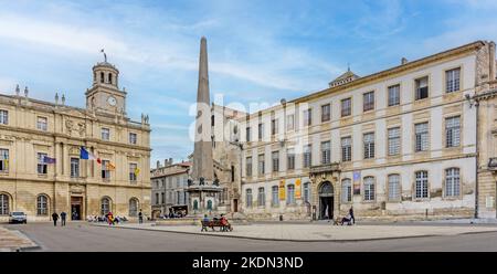 Der Place de la République, Arles, Frankreich. Das Stadtzentrum von Arles, Frankreich. Der Obelisk stammt aus dem 4.. Jahrhundert. Stockfoto