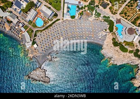 Luftaufnahme (Drohne) vom Kakkos Bay Beach (blaue Flagge verliehen), zwischen Ferma und Koutsounari Dörfern, Ierapetral, Lassithi, Kreta, Griechenland. Stockfoto