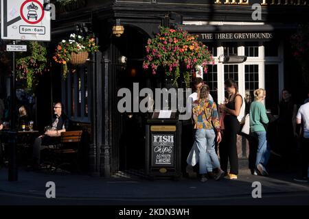 Nachmittags trinkende Personen, die draußen die Sonne genießen, The Three Greyhounds Pub, 25 Greek Street, Soho, London, Großbritannien. 14. September 2022 Stockfoto