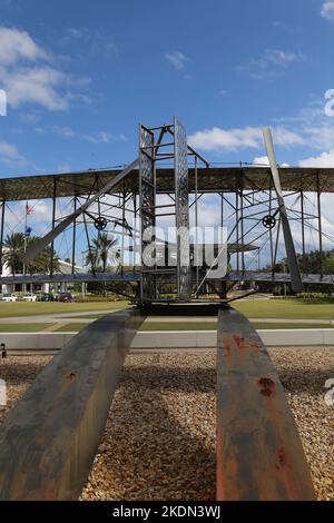 Wright Flyer Skulptur von Larry Godwin auf dem Campus der Embry-Riddle Aeronautical University in Dayton Florida Stockfoto