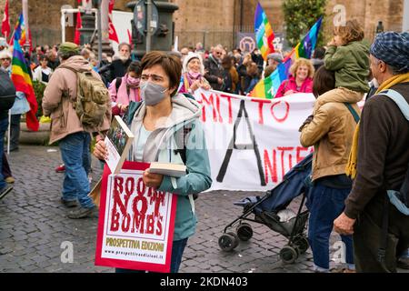 ROM, ITALIEN - 5. NOVEMBER 2022: Nationale Friedensdemonstration für den russisch-ukrainischen Krieg in Rom, Piazza della Repubblica Stockfoto