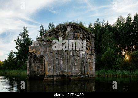 Alte überflutete ruinierte verlassene Kirche. Uralte Ruinen auf dem Wasser Stockfoto