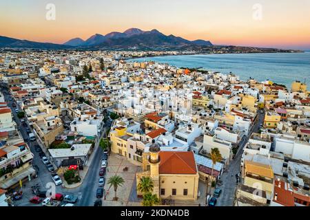 'Kato Mera', der alte Teil der Stadt Ierapetra, Lassithi, Kreta, Griechenland. Im Vordergrund die alte, osmanische Moschee der Stadt. Stockfoto