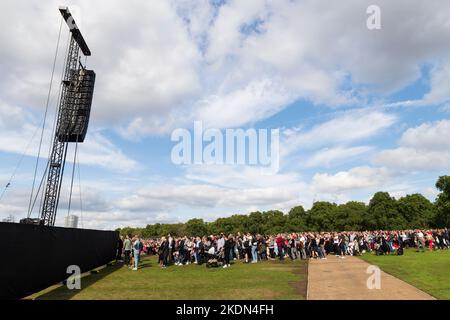 Eine große Menschenmenge im Hyde Park, die die Live-Übertragung des Sarges Ihrer Majestät der Königin beobachtet, der von einem Militärzug vom Buckingham Palace zum genommen wird Stockfoto