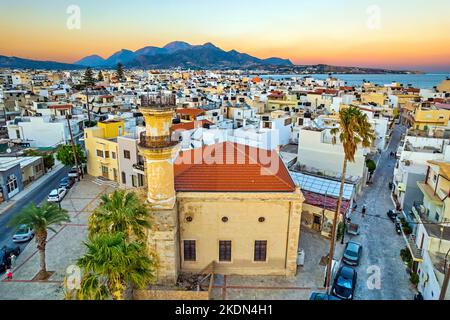 'Kato Mera', der alte Teil der Stadt Ierapetra, Lassithi, Kreta, Griechenland. Im Vordergrund die alte, osmanische Moschee der Stadt. Stockfoto